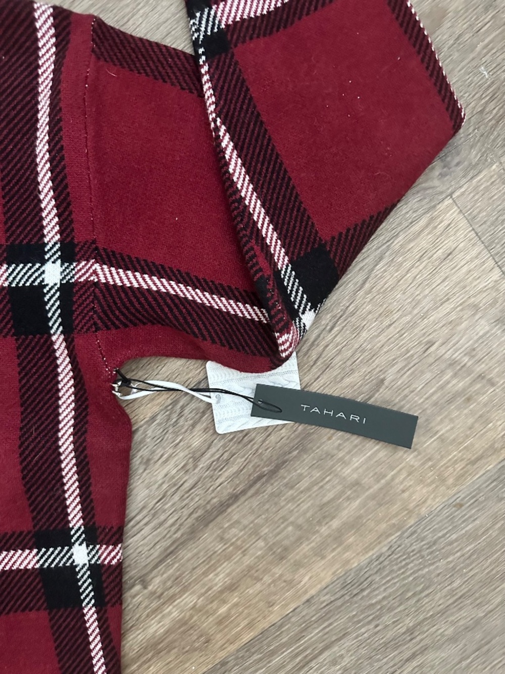 Tahari Women’s Plaid Sweater Size L Red Black Crewneck NWT Cozy Chic - Picture 8 of 13